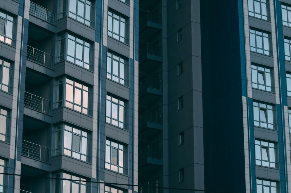 edificio de apartamentos con fachada negra